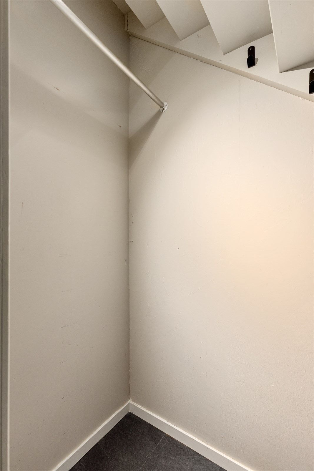 Eget kott under trappen for ekstra oppbevaring. Galleribilde