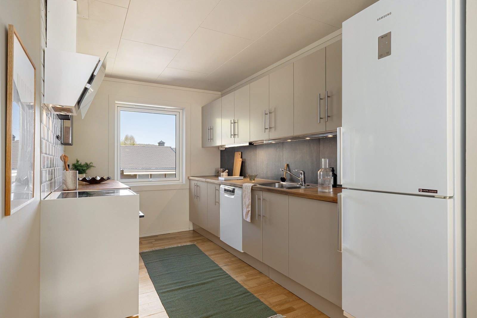Veggmontert ventilator (ny 2025) gir effektiv avtrekk fra kjøkkenet. Galleribilde