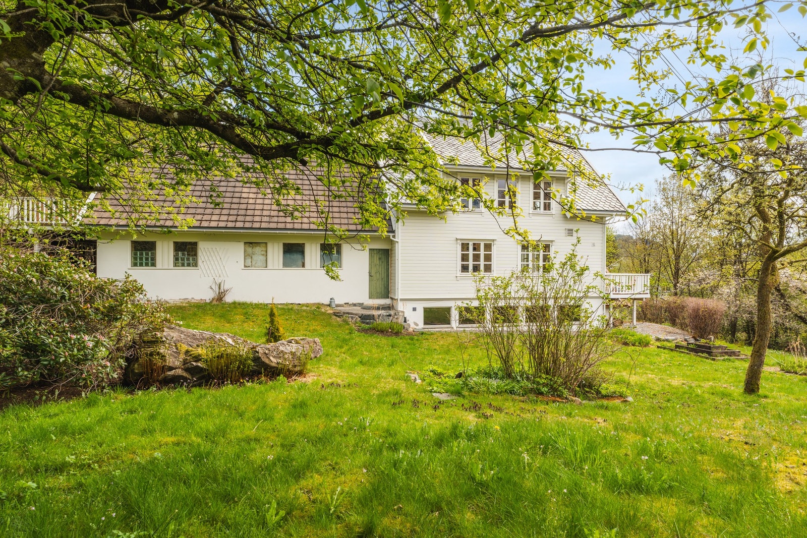 Boligen byr på nydelige uteområder med stort grøntareal og fin beplantning. Galleribilde