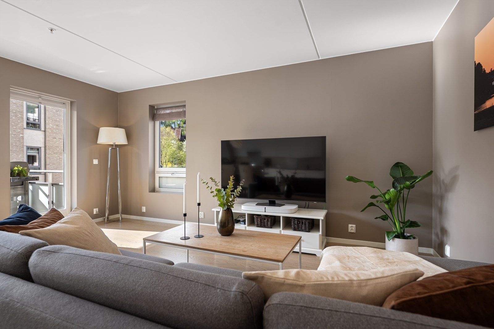 Det er god plass til møblering i stuen. Galleribilde
