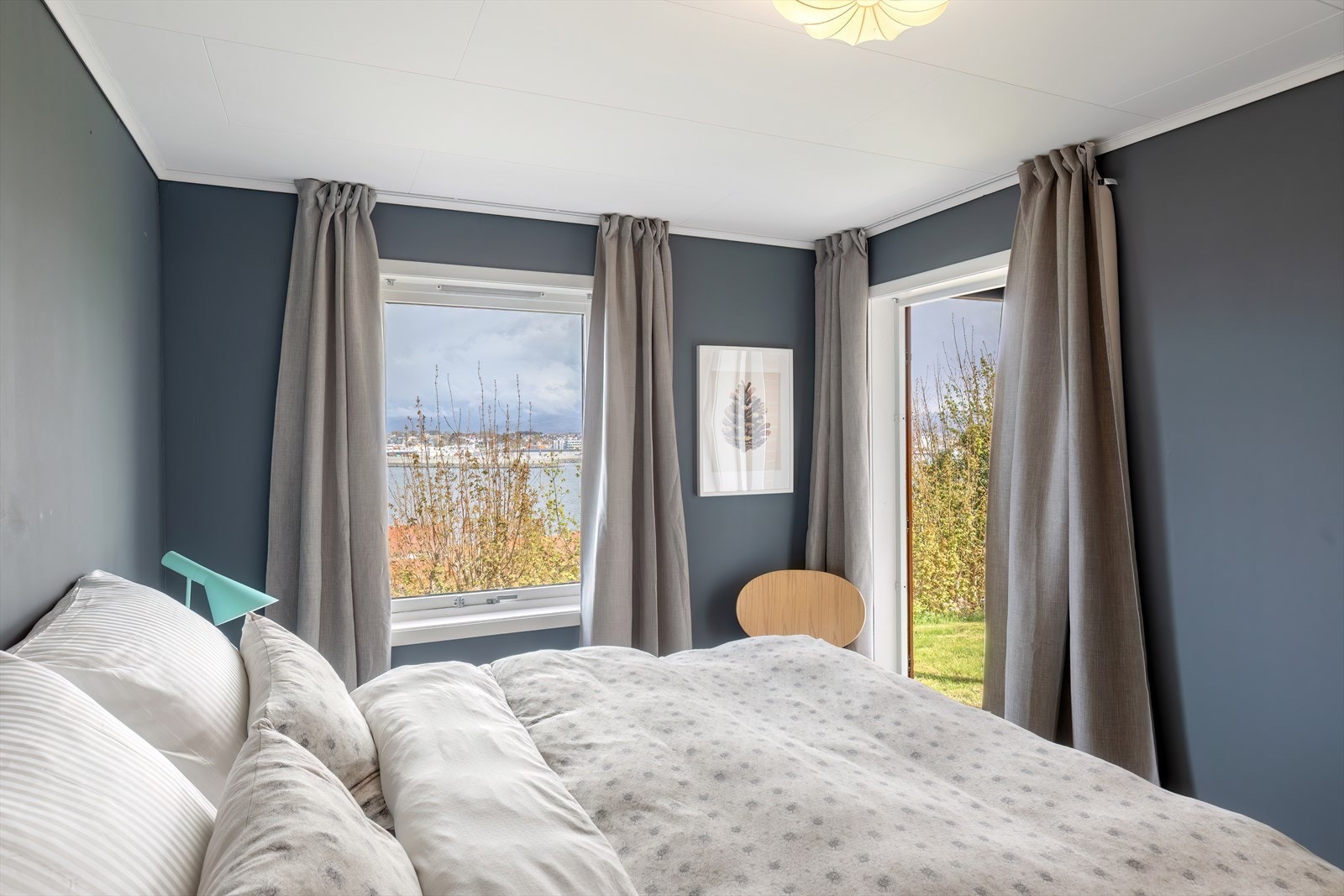 Soverom 1 - utgang til terrasse og hage Galleribilde