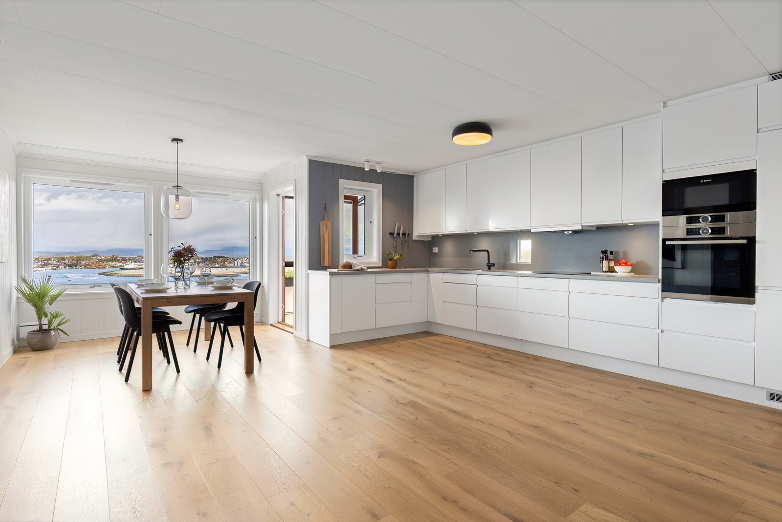 Kjøkken - stilrent og moderne, med store vindusflater Galleribilde