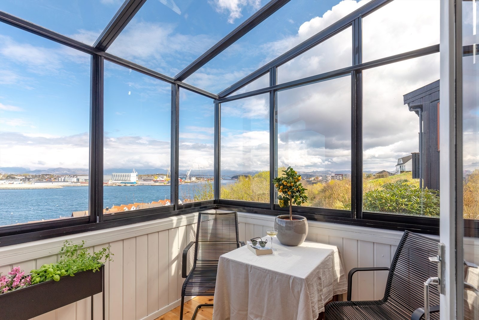 Innglasset veranda - nydelig utsikt mot innseilingen til Stavanger Galleribilde