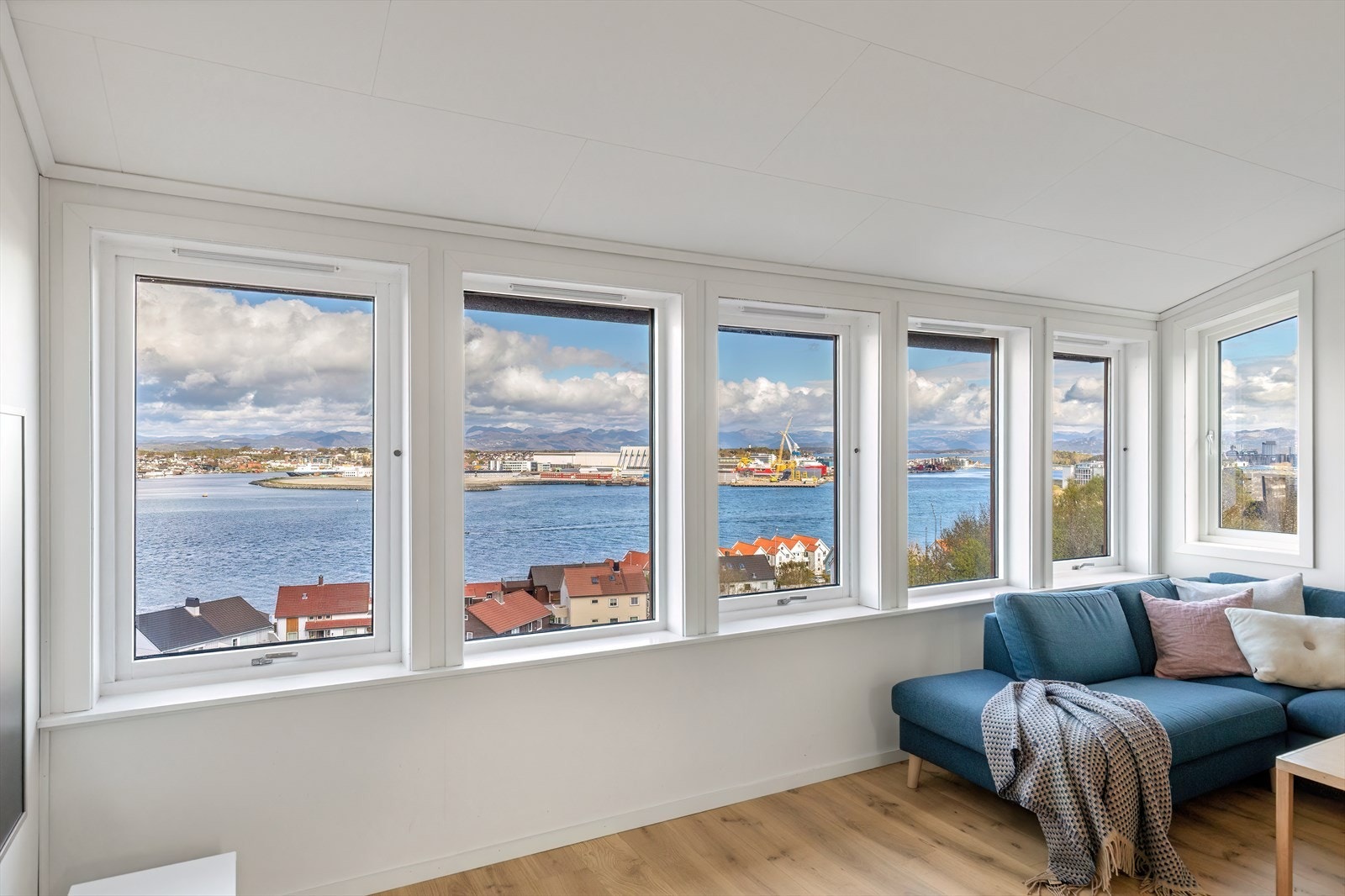 Stue - store vindusflater som forsterker den flotte beliggenheten Galleribilde