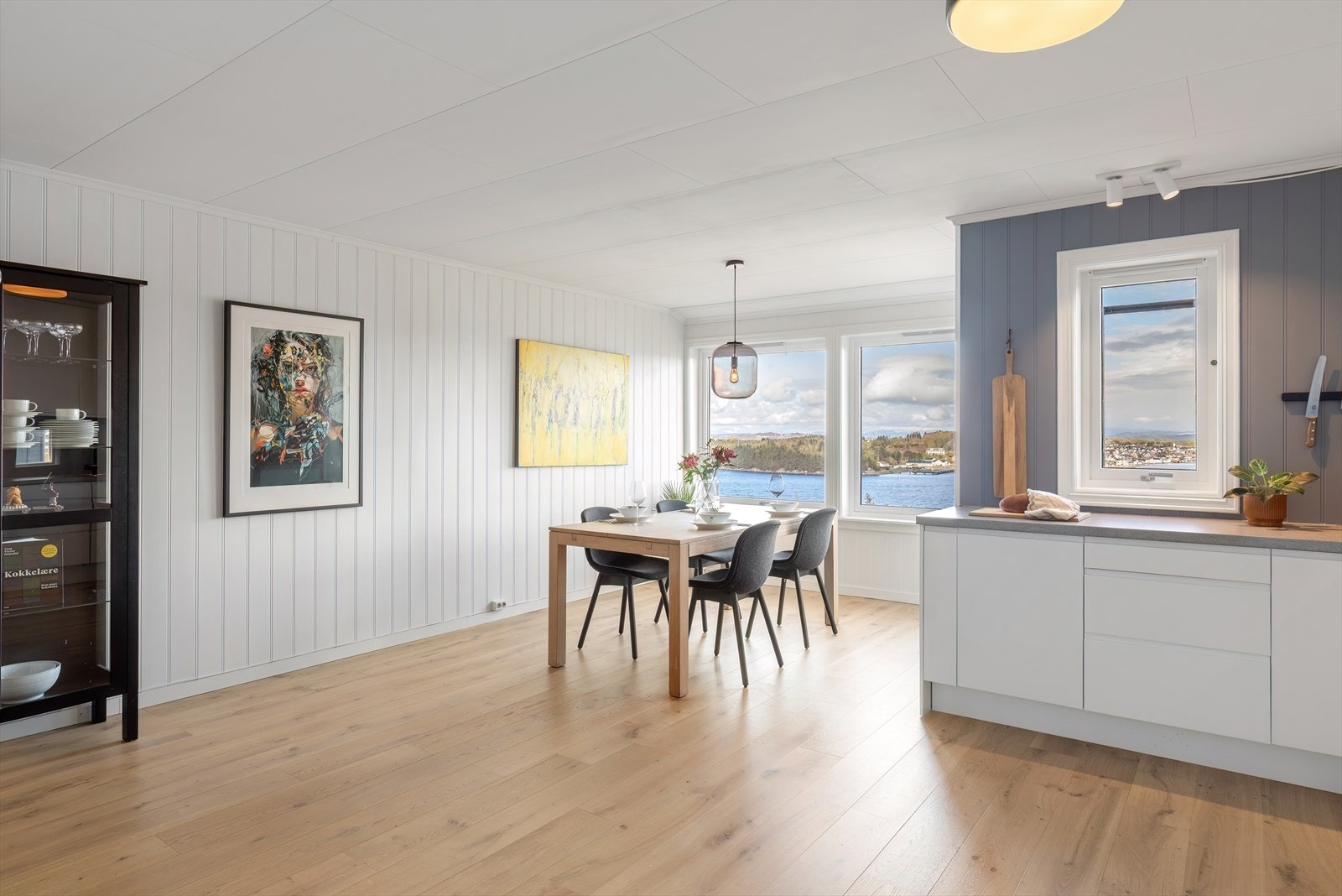 Kjøkken - plass til stort spisebord Galleribilde