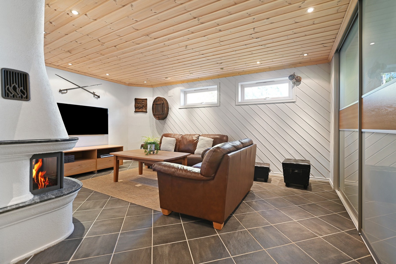 Flott kjellerstue med gulvvarme og peis. Galleribilde