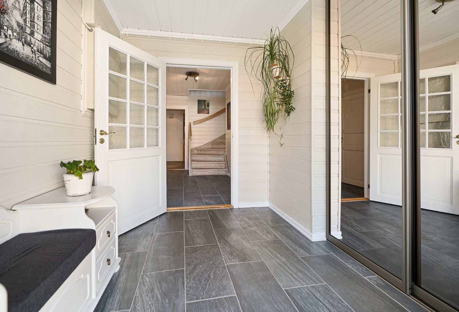 Entré med skyvedørsgarderobe og god plass til yttertøy. Galleribilde