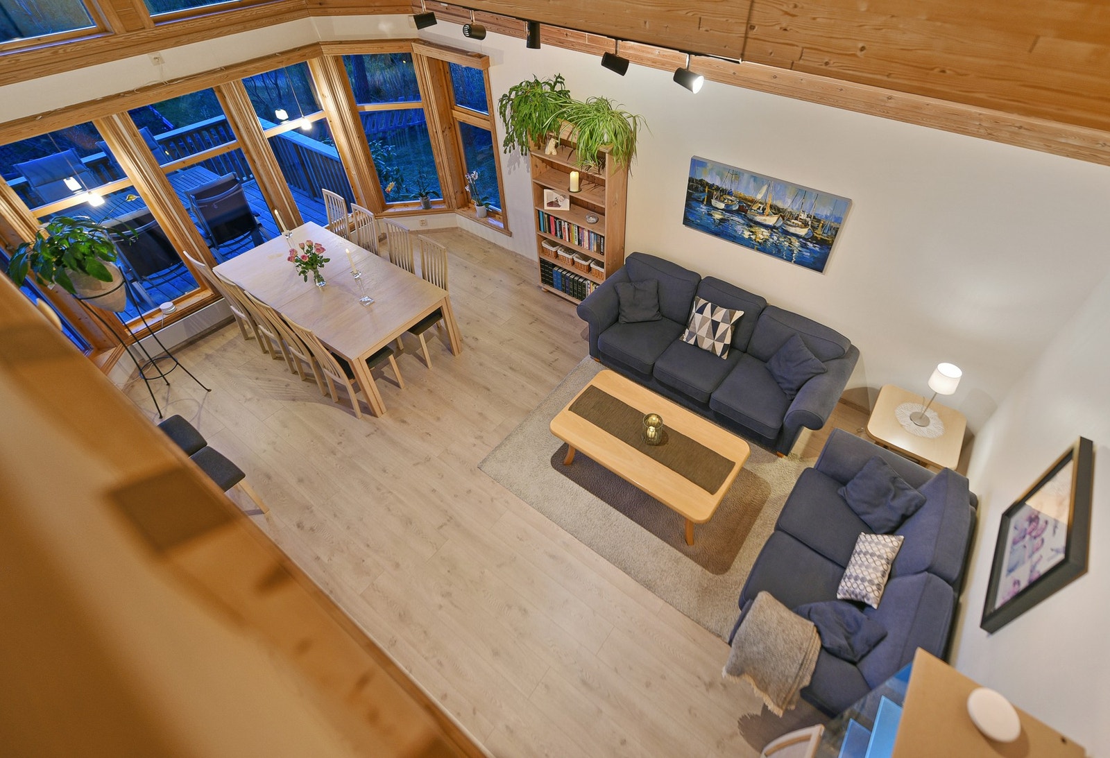 I tillegg til hovedstuen har boligen både loftstue og kjellerstue. Galleribilde