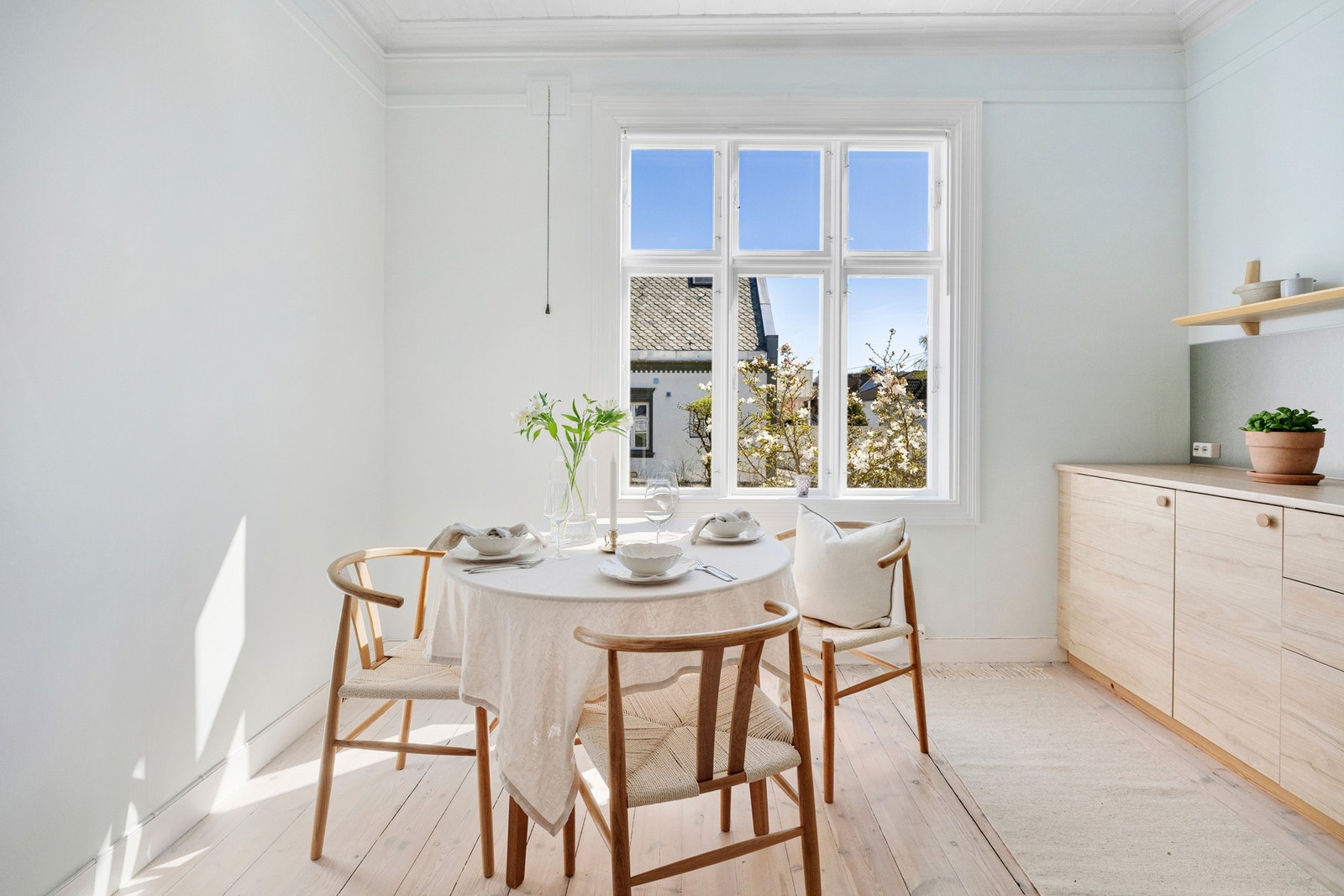 På kjøkkenet er det naturlig plass til spisebord, noe som skaper en sosial og innbydende ramme rundt både hverdagsmåltider og hyggelige sammenkomster. Galleribilde