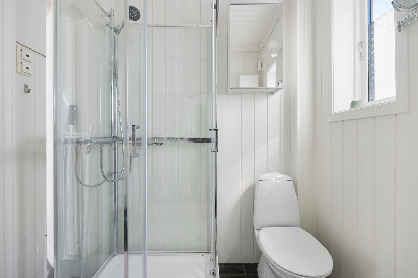 Badet gir en praktisk og komfortabel løsning i hverdagen, spesielt for familier og ved besøk av gjester. Galleribilde