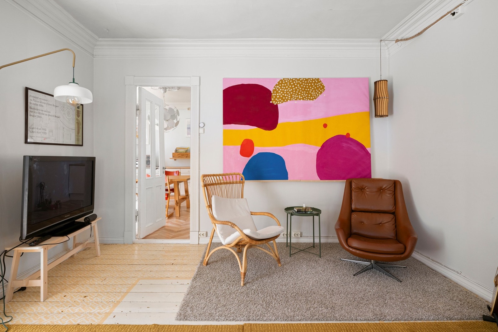 I tilknytning til stuen ligger spisestuen Galleribilde