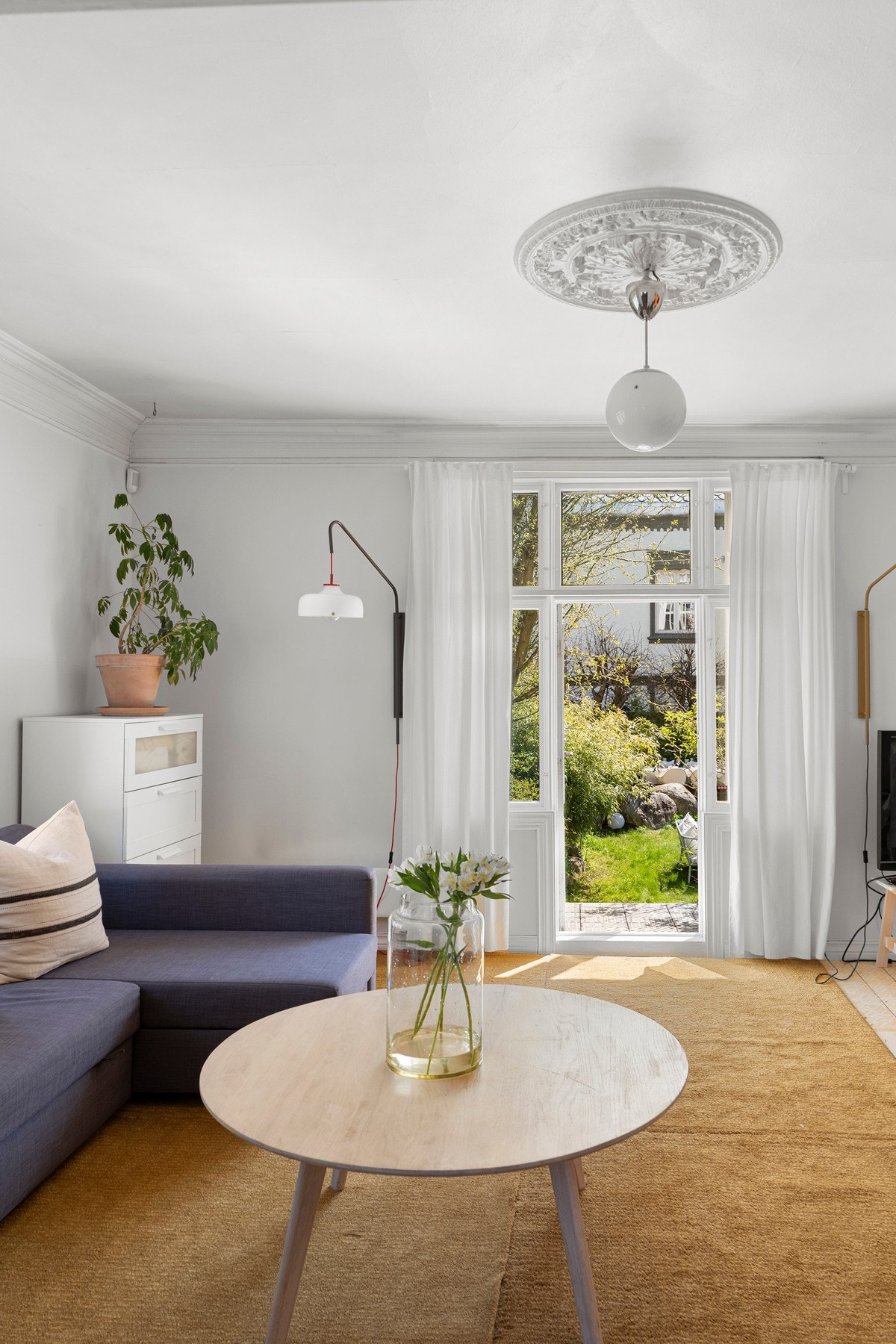 Fra stuen er det direkte utgang til terrasse og det flotte uteområdet. Galleribilde