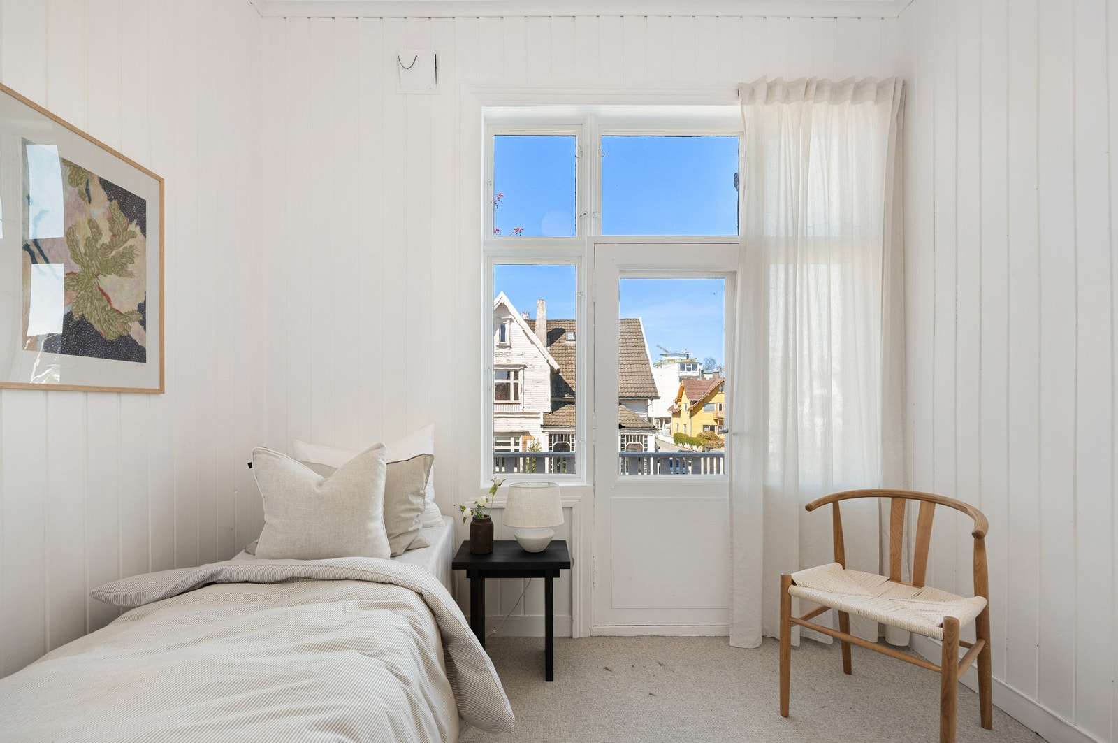 Det ene soverommet har utgang til en egen balkong som gir rommet en ekstra lun og hyggelig kvalitet Galleribilde