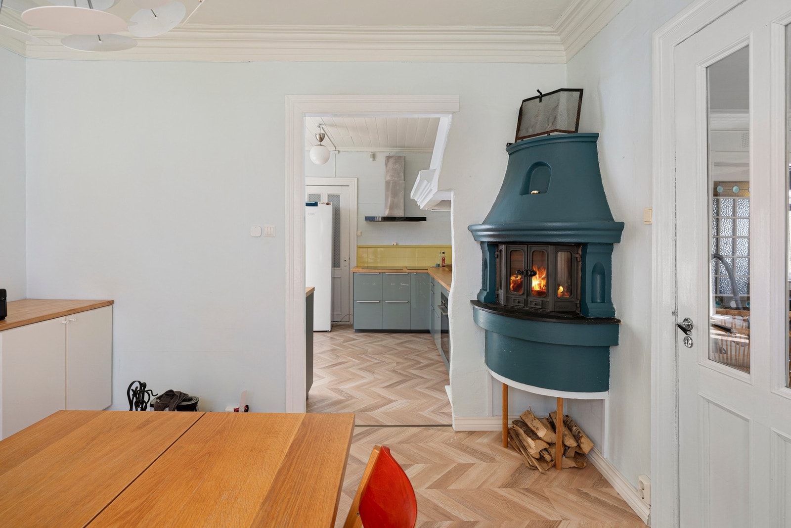 Peisen i spisestuen bidrar til en lun og hyggelig atmosfære, og skaper en varm og innbydende ramme rundt både hverdagsmiddager og sosiale sammenkomster. Galleribilde