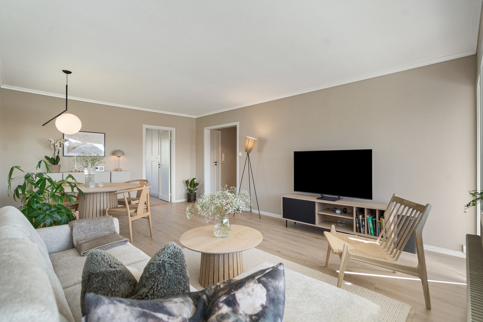 I stuen er det god plass til sofaløsning med tilhørende møblement Galleribilde