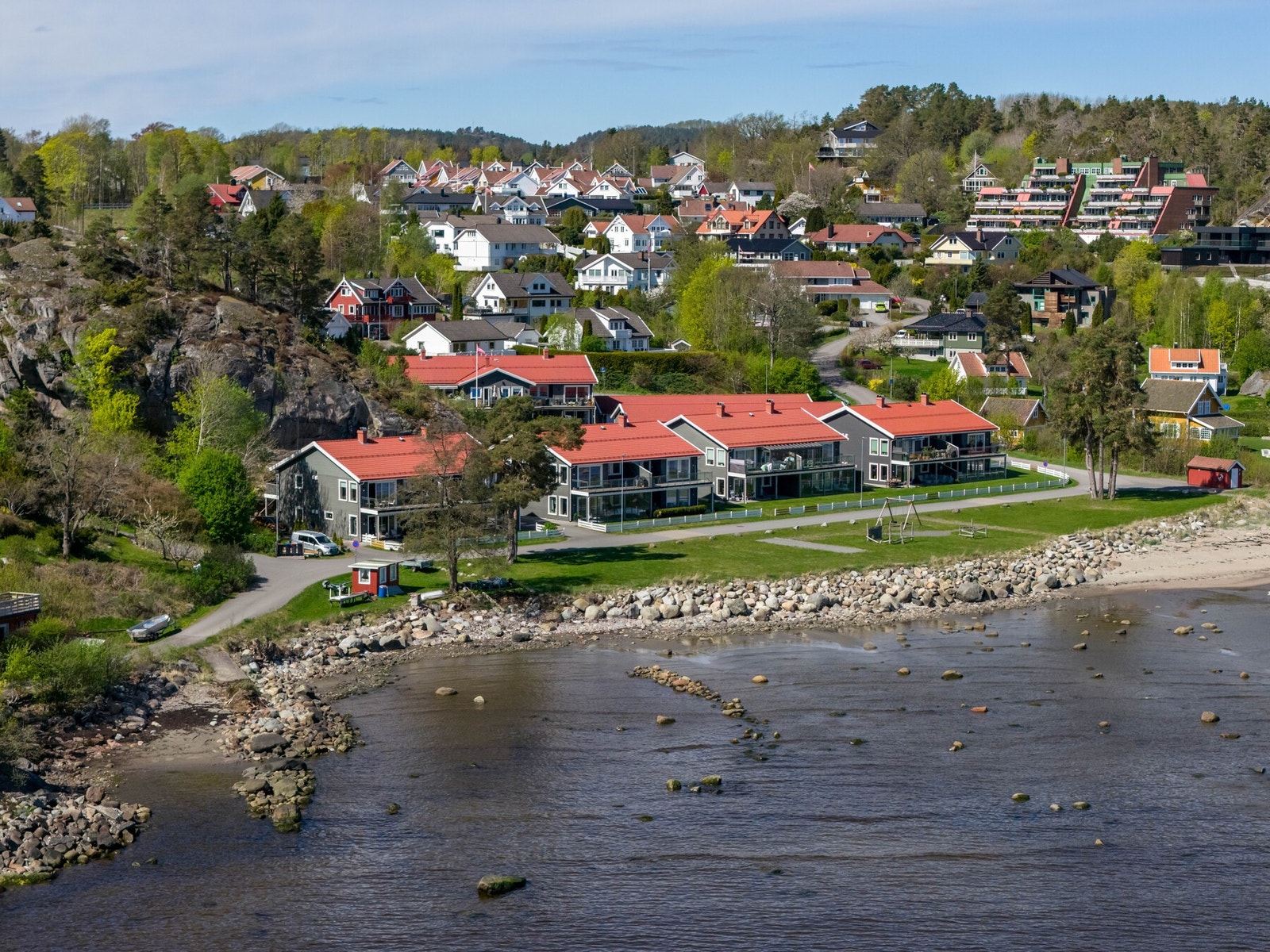 Her bor du fint til med en kombinasjon av fredelige omgivelser og enkel tilgang til hverdagslige behov. Kort vei til badestranda., Galleribilde