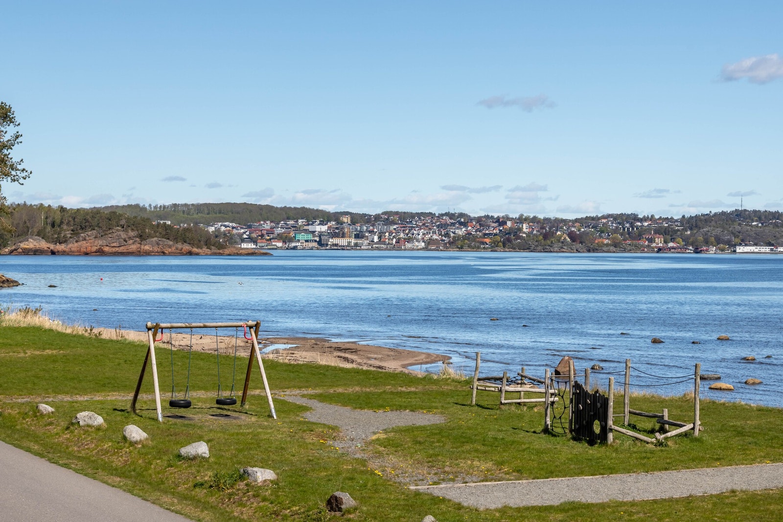 Eiendommen ligger i rolige og trivelige omgivelser med nærhet til både natur og fasiliteter. Meget barnevennlig. Galleribilde