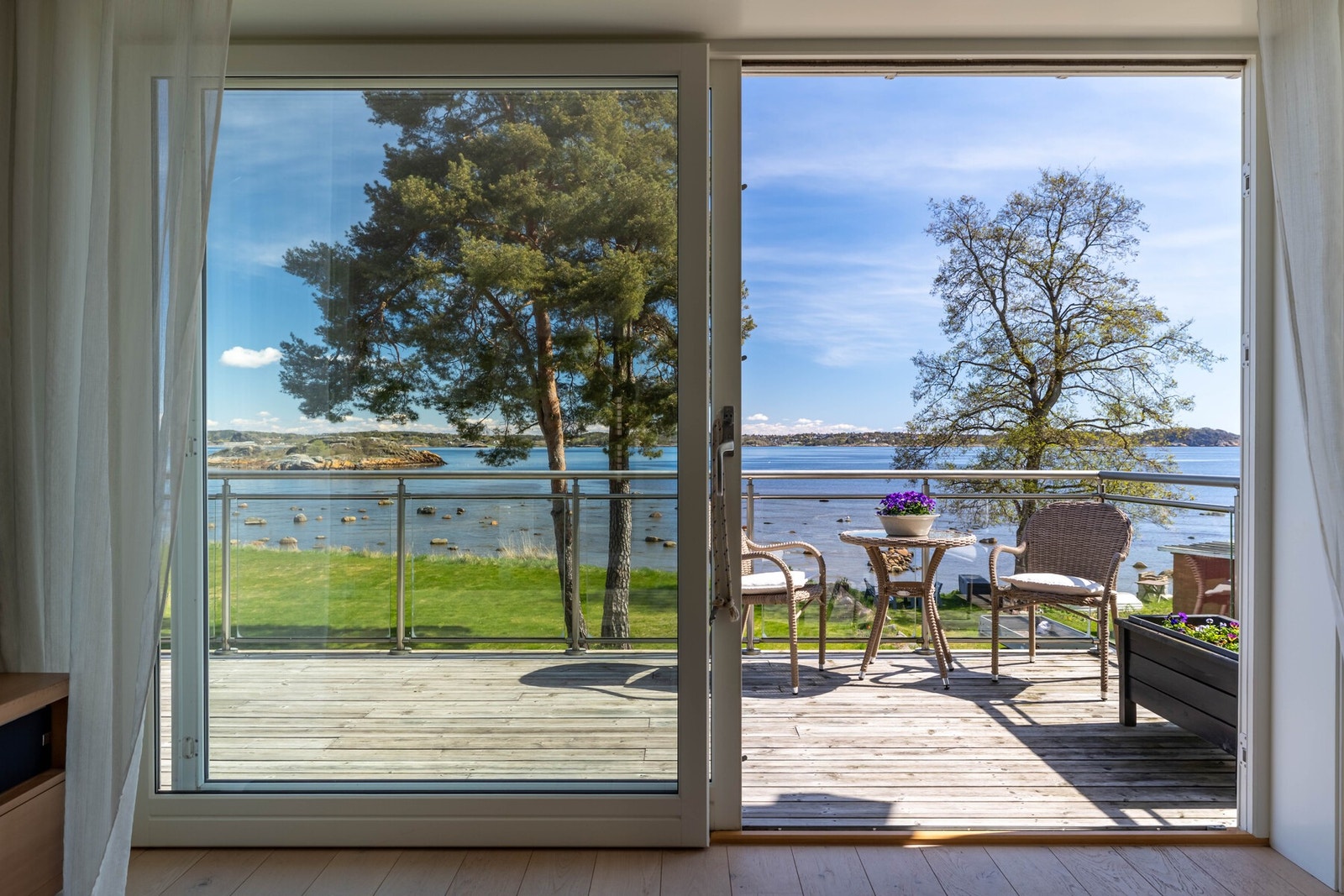 Fra uteplassen har du et herlig utsyn som gir en ekstra følelse av ro og luft rundt eiendommen. Galleribilde