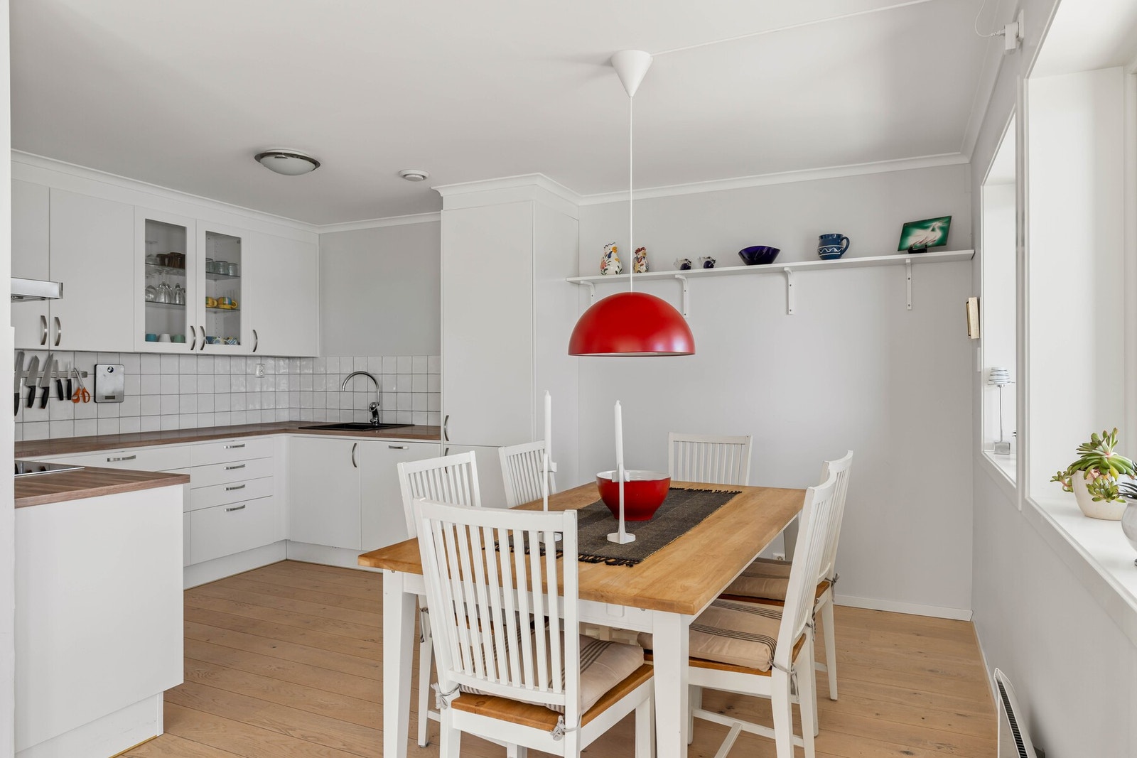 Kjøkkenet byr på gode arbeidsflater og en praktisk løsning som gjør matlagingen enkel og sosial. Galleribilde