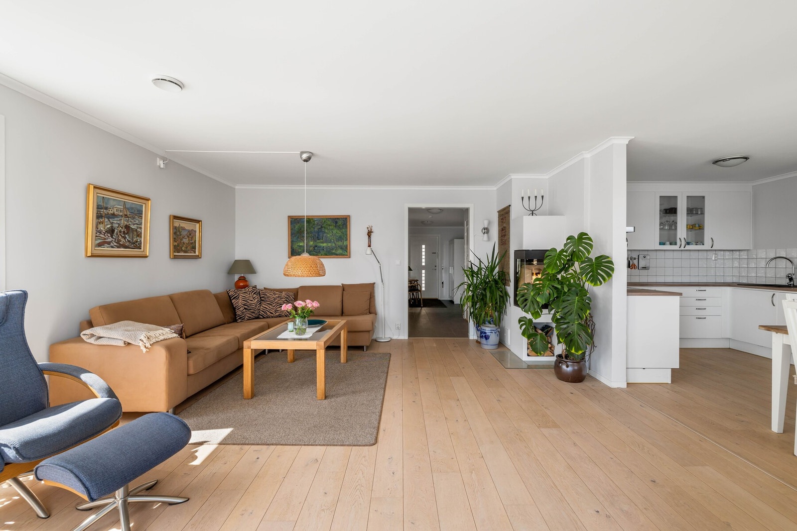 Her får du en lun og hyggelig atmosfære med god plass til både sofagruppe og spisebord. Galleribilde