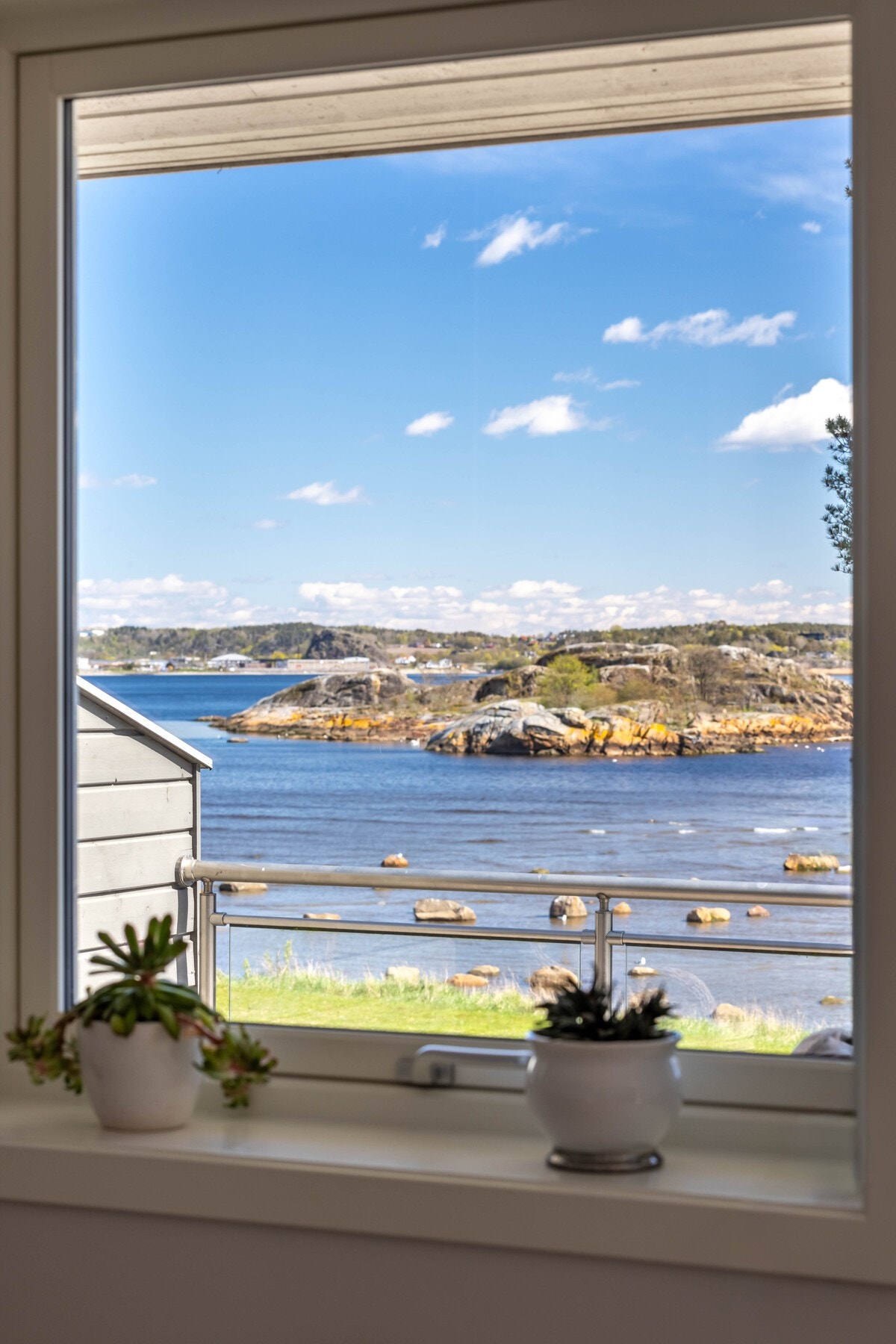 Leiligheten selges fult møblert. Det er også installert smart-hjem komponenter som kan slås på ved hjelp av telefon. Dette er for å sette på panelovner og lys mm. Galleribilde