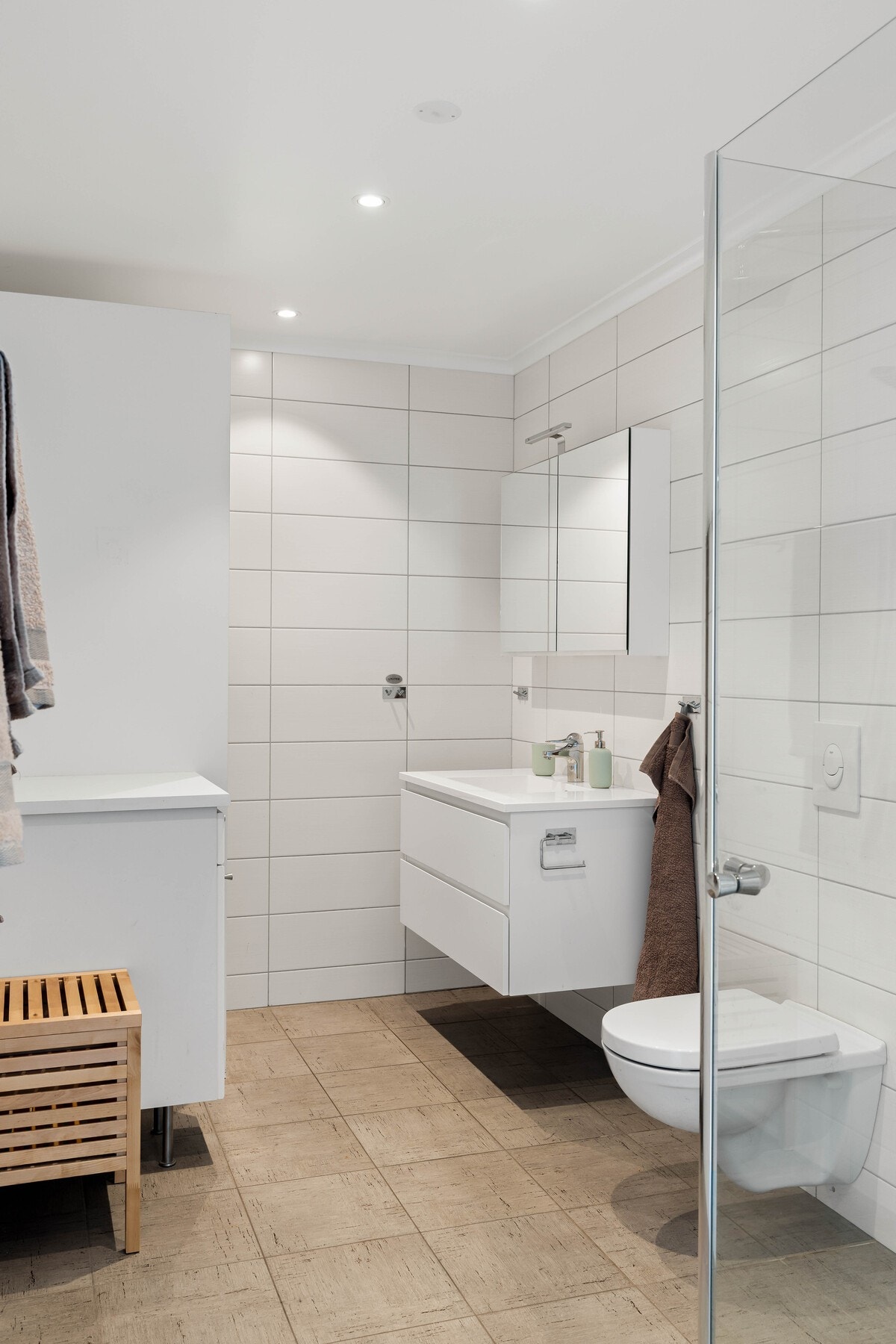 Et lyst og innbydende bad med plass til både oppbevaring og komfort. Galleribilde