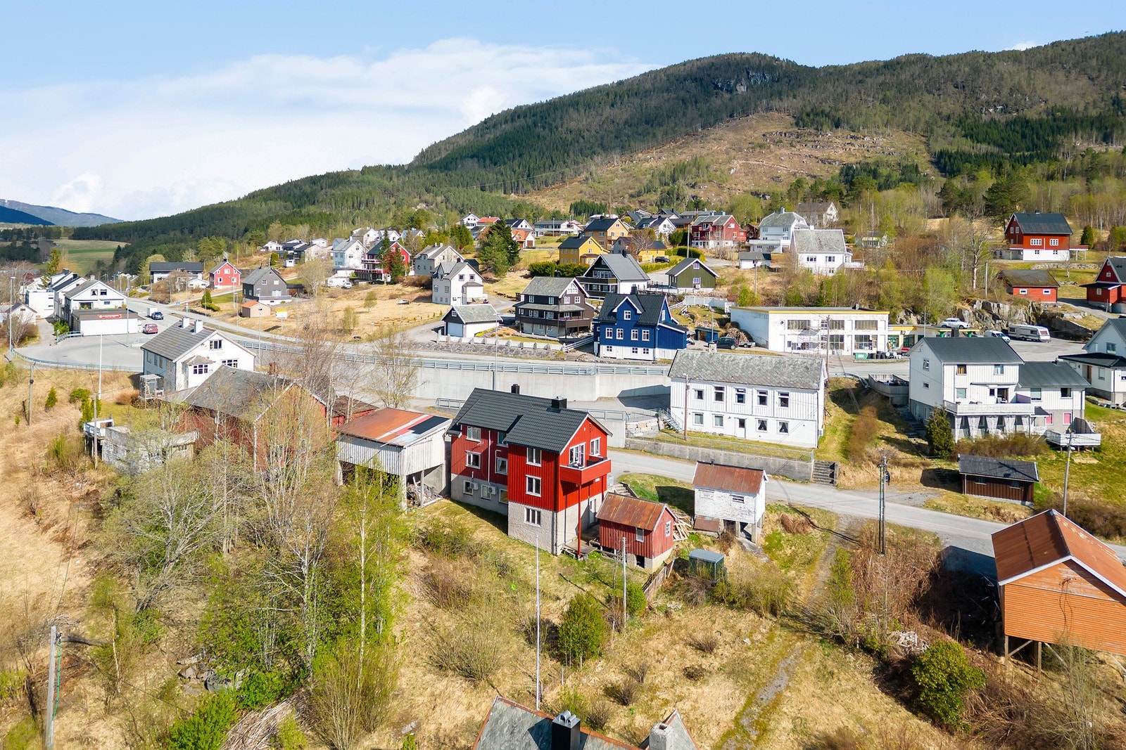 Fra boligen er det gangavstand til sentrum, skole og vannet. Galleribilde