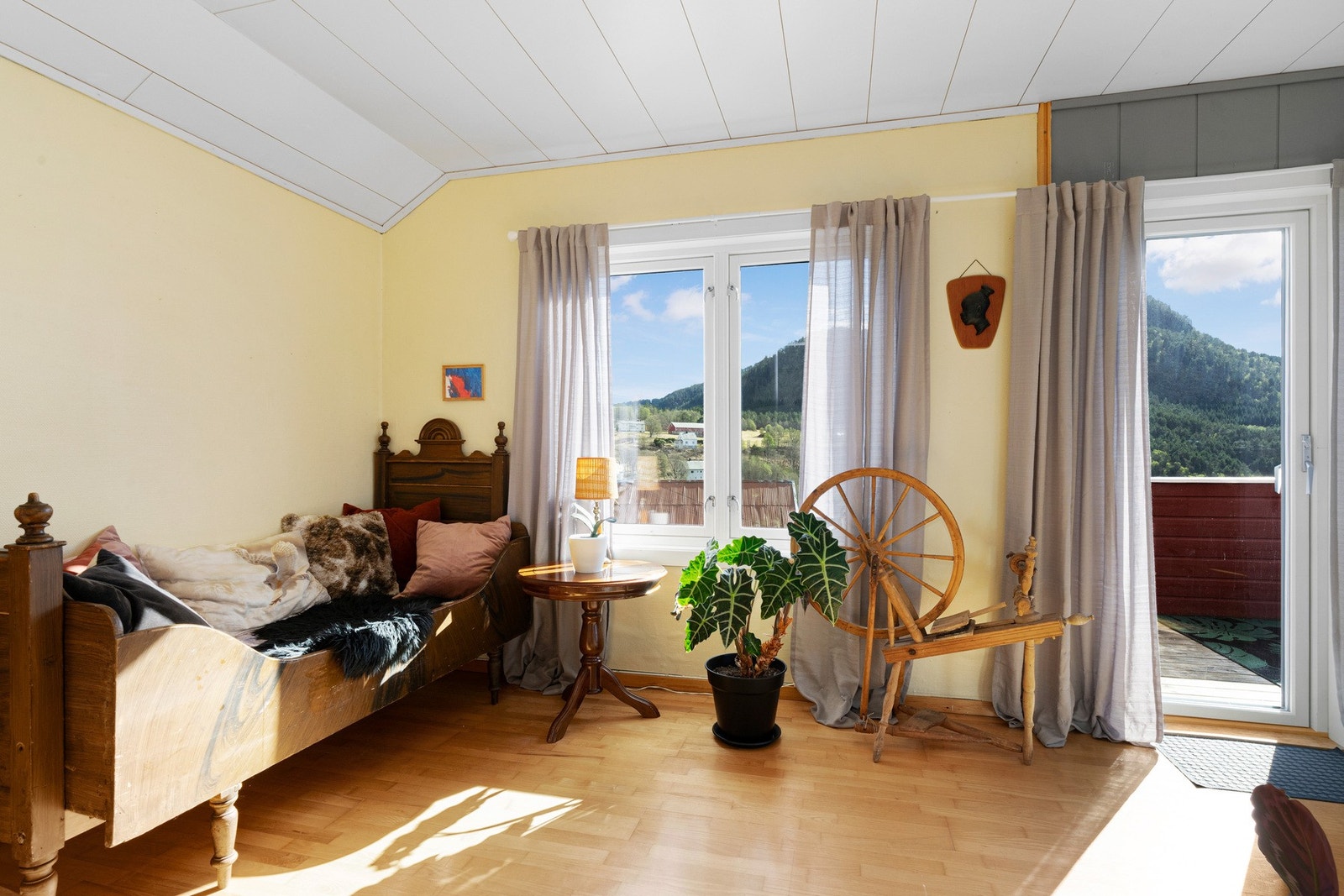Stue 1 i 2. etasje har utgang til en koselig balkong. Galleribilde