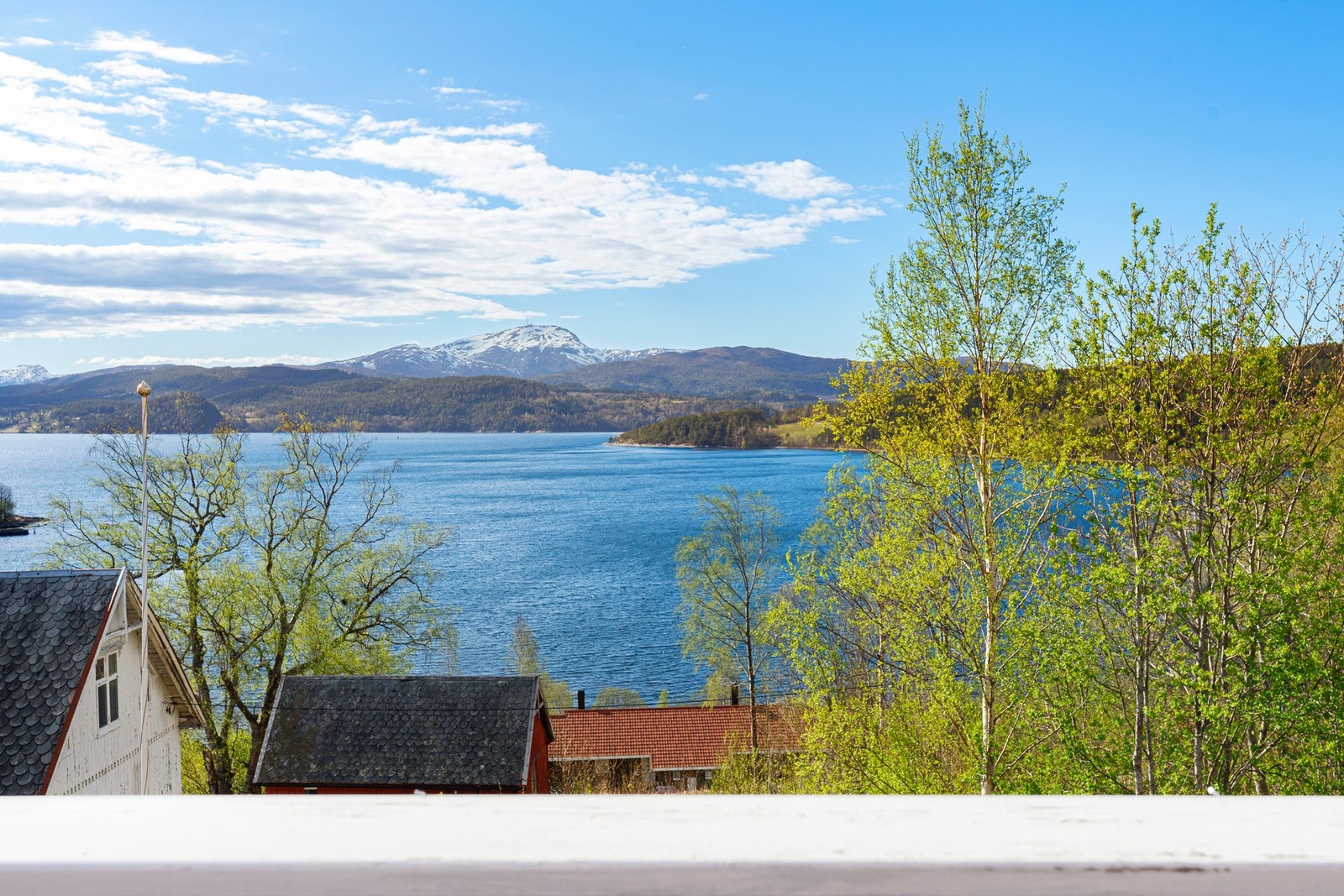 Fra boligen får du en flott utsikt over fjorden. Galleribilde