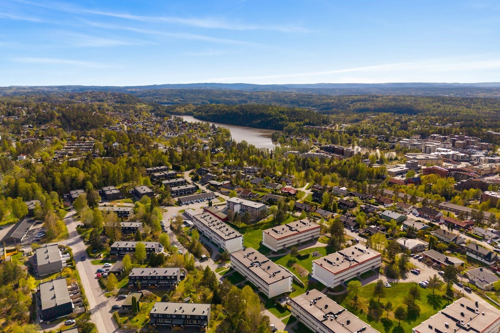 Oversiktsbilde med Kolbotn og Kolbotnvannet i bakgrunnen Galleribilde