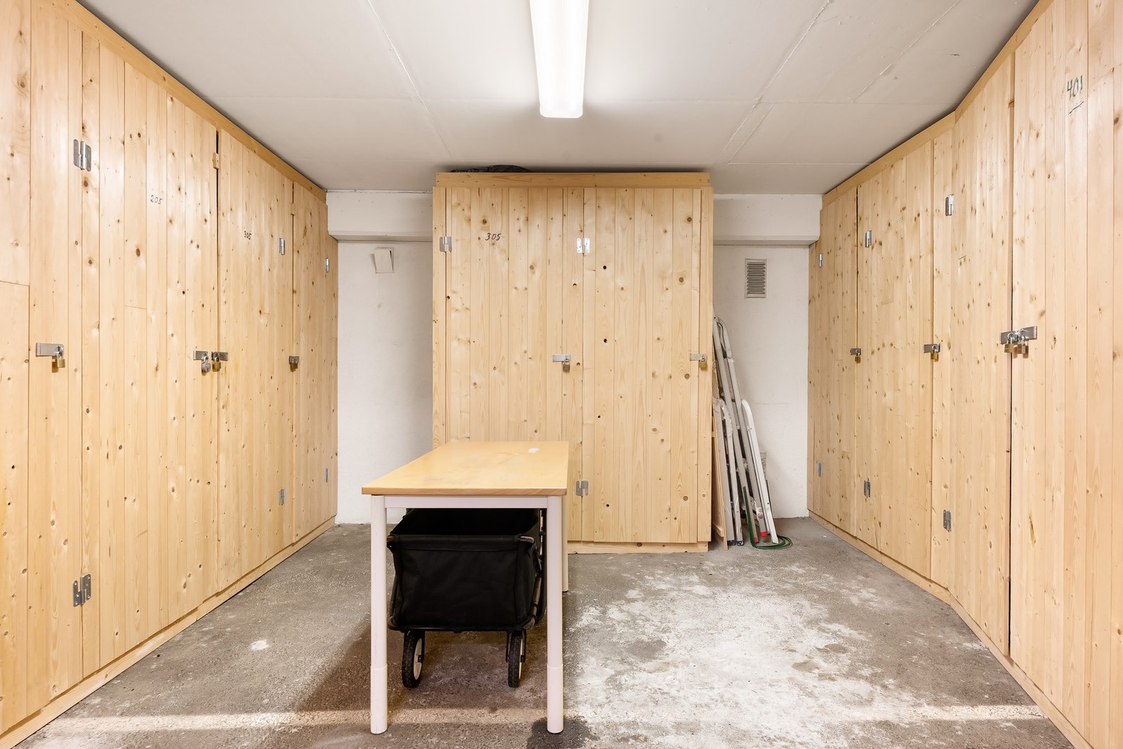 Bodrom. Leiligheten disponerer 2 slike 'bodskap' Galleribilde