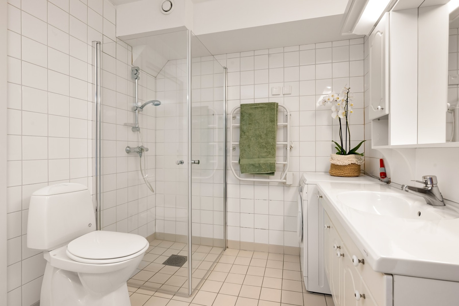 Badet har dusjdører og håndkletørker Galleribilde