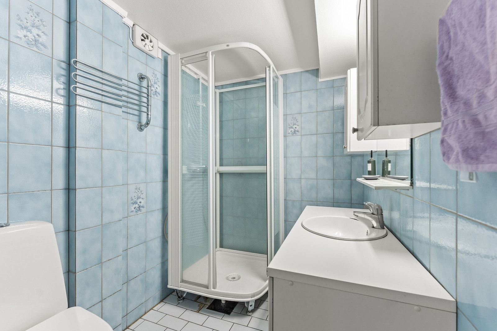 Badet har flislagte overflater og varmekabler i gulv, som gir en komfortabel og lun følelse. Galleribilde