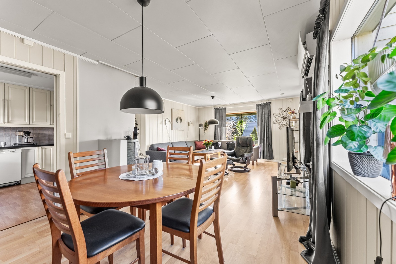 Spisestuen ligger i naturlig tilknytning til kjøkkenet og gir en praktisk og sosial løsning for både hverdag og selskap. Galleribilde