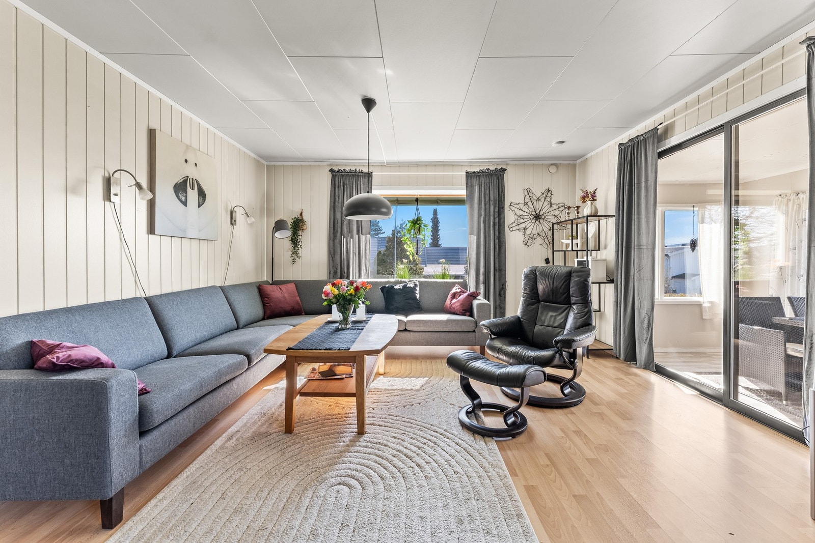 Stuen oppleves lys og romslig, med god flyt mot vinterhagen og utgang til uteplass. Galleribilde