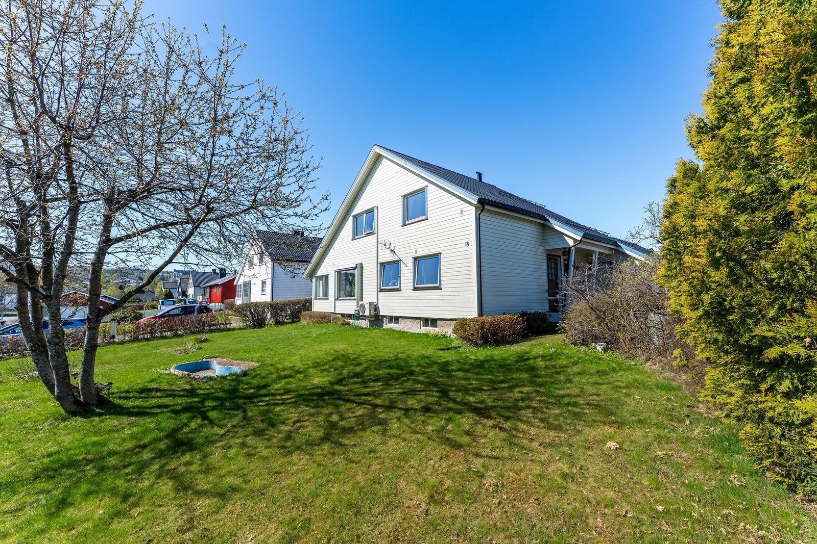 Eiendommen ligger attraktivt til i et veletablert og etterspurt boligområde på Gjøvik. Galleribilde