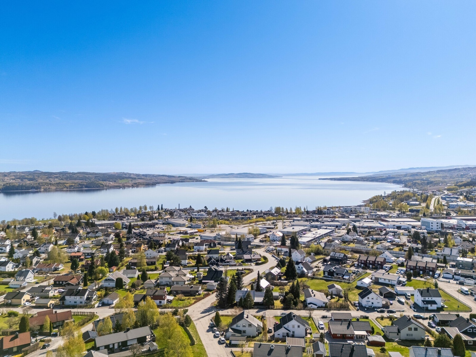 Mjøsa ligger i rimelig nærhet og byr på fine badeplasser, turstier og gode muligheter for friluftsliv året rundt. Galleribilde