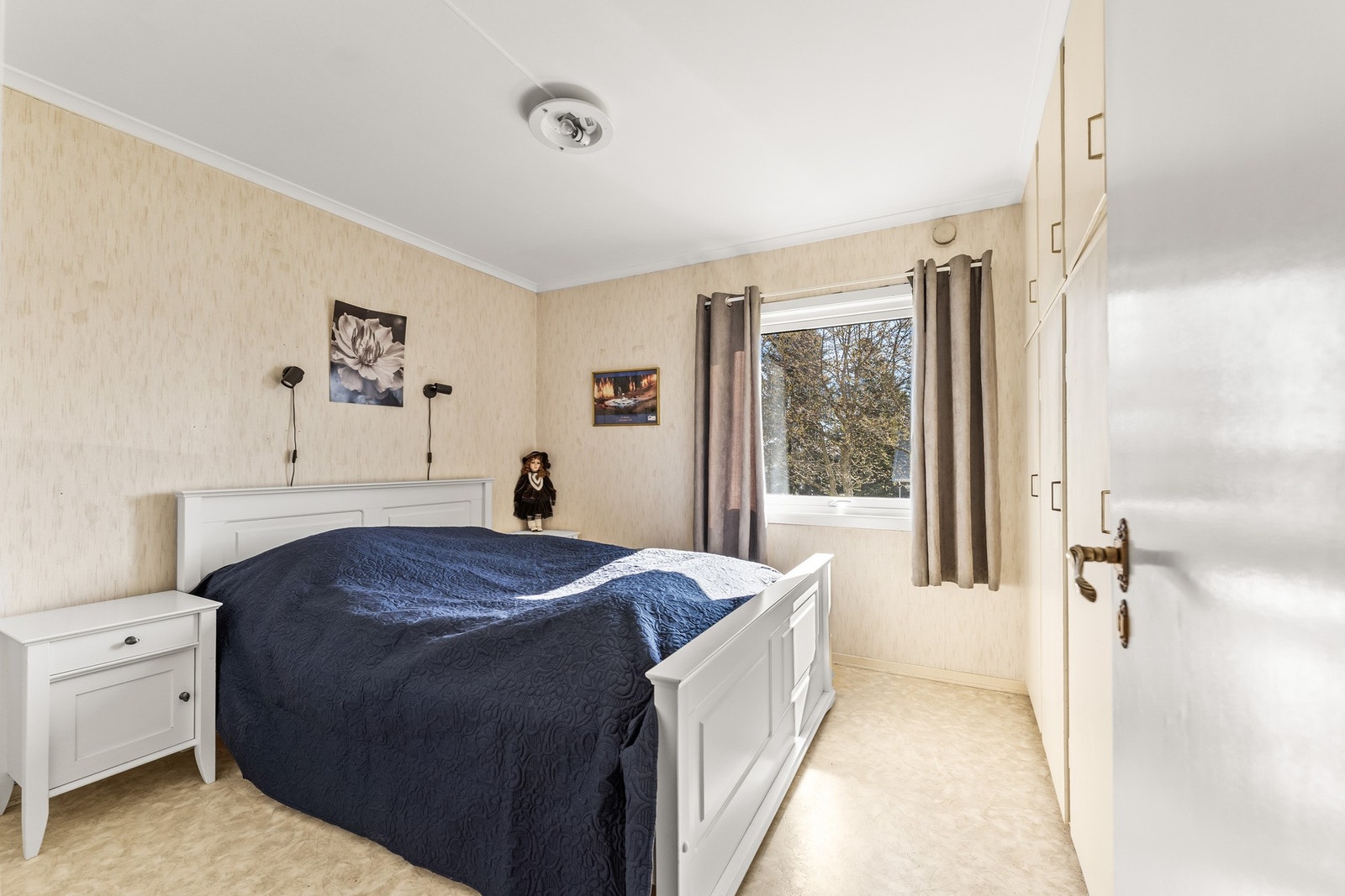 Hovedsoverommet er romslig og innbydende, med plass til dobbeltseng, nattbord og garderobeløsning. Galleribilde