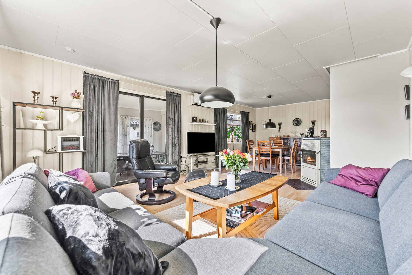 Store vinduesflater som gir rikelig med dagslys. Galleribilde