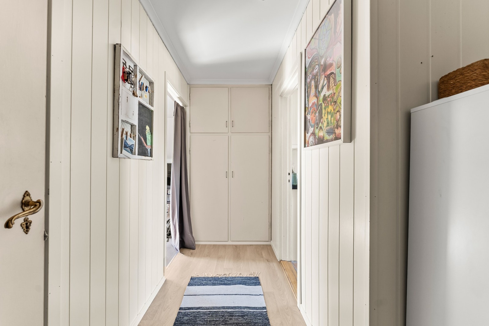 Ved trappen opp til 2.etasjen er det er praktisk bod. Galleribilde