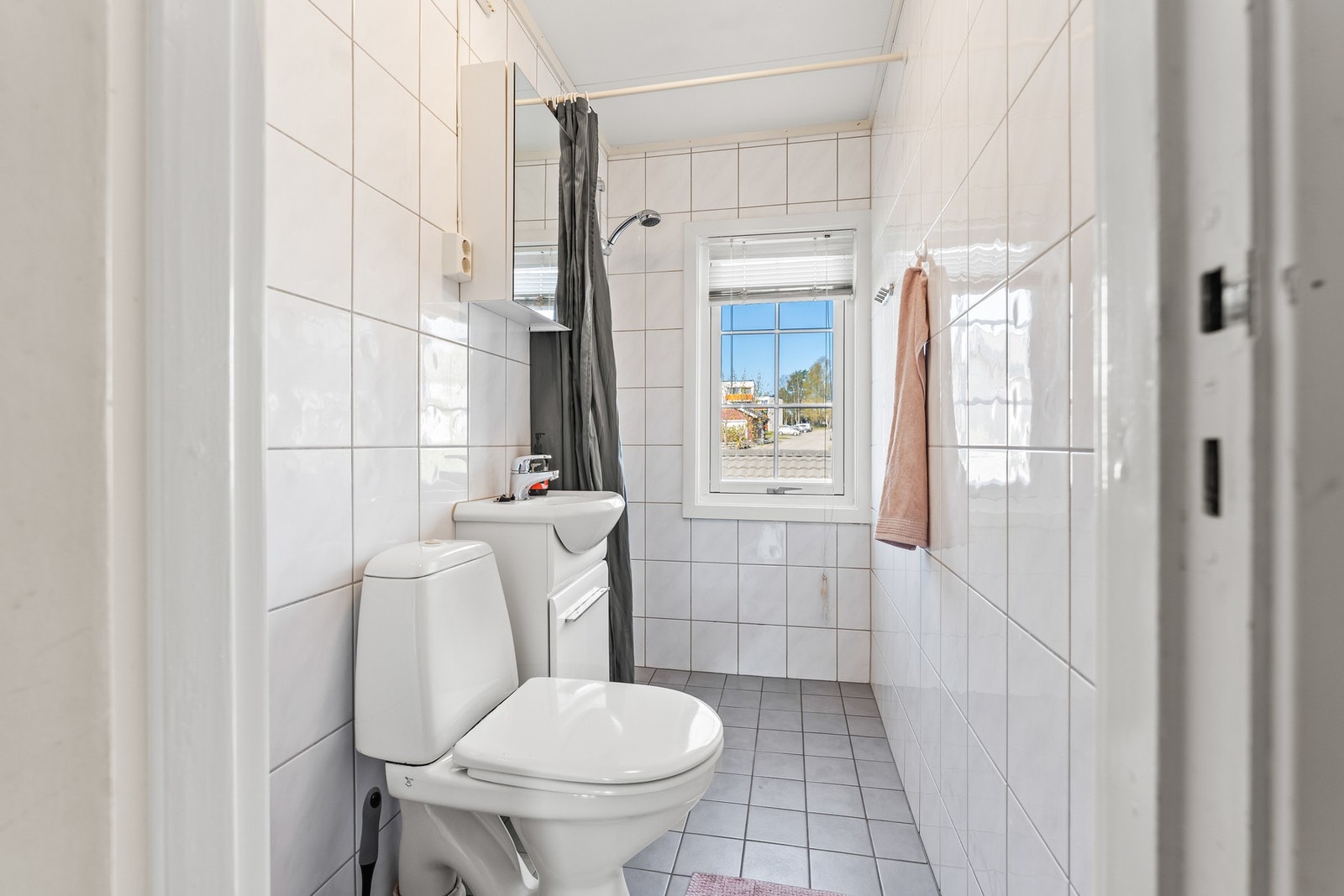Badet er flislagt og har varmekabler i gulv. Galleribilde