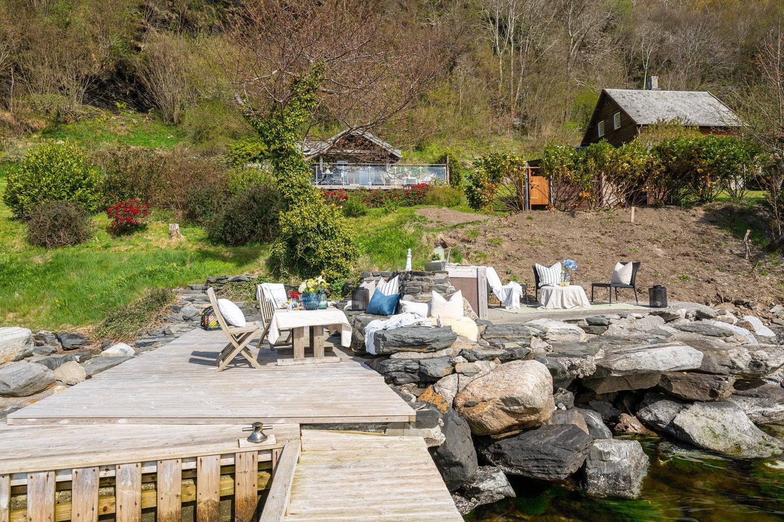 Innbydende oppholdsarealer helt nede ved fjorden, tilrettelagt for lange sommerdager og hyggelige måltider i maritime omgivelser. Galleribilde