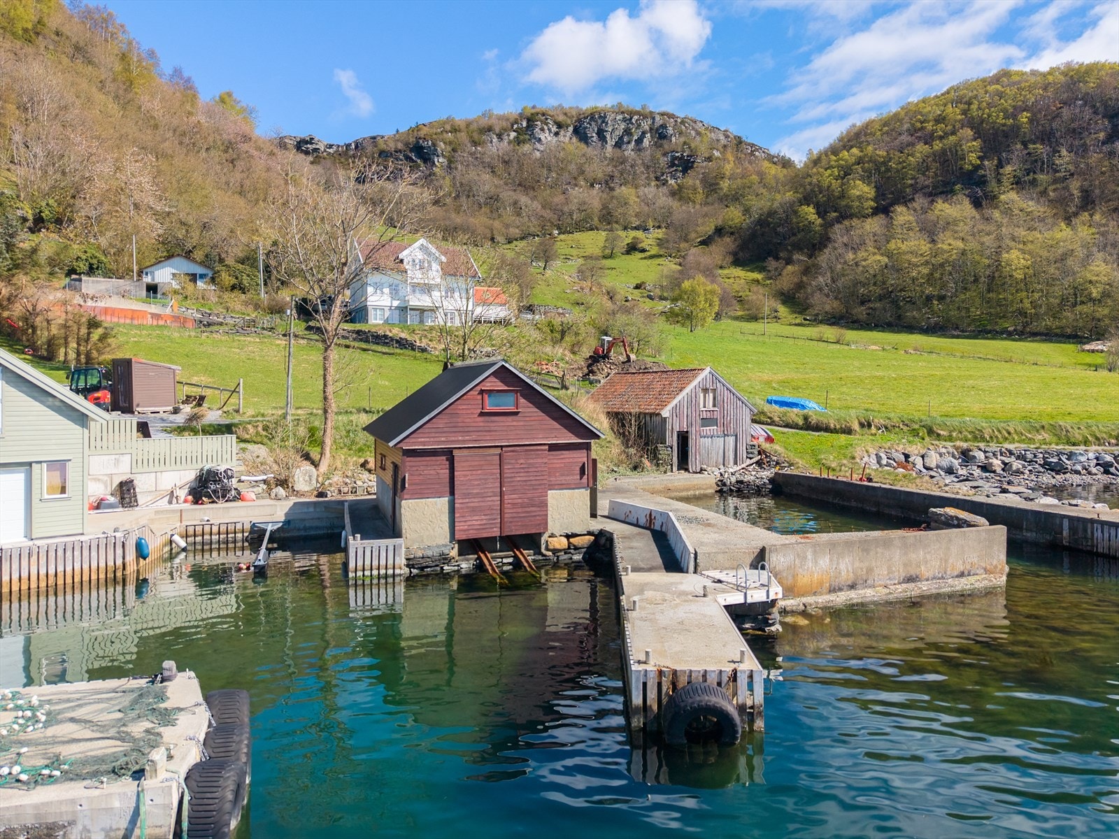 Naust og bryggeanlegg som er tilrettelagt for både små og større båter. Galleribilde