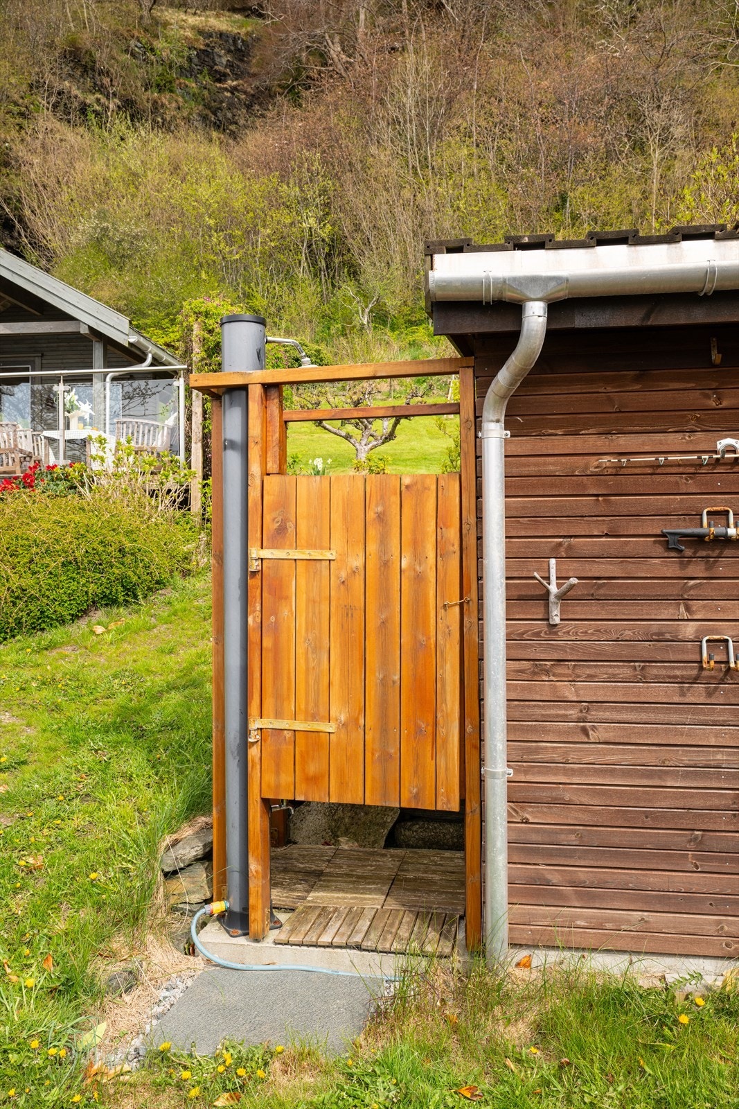 Praktisk utedusj gir en forfriskende avslutning etter et bad i sjøen på varme sommerdager. Galleribilde