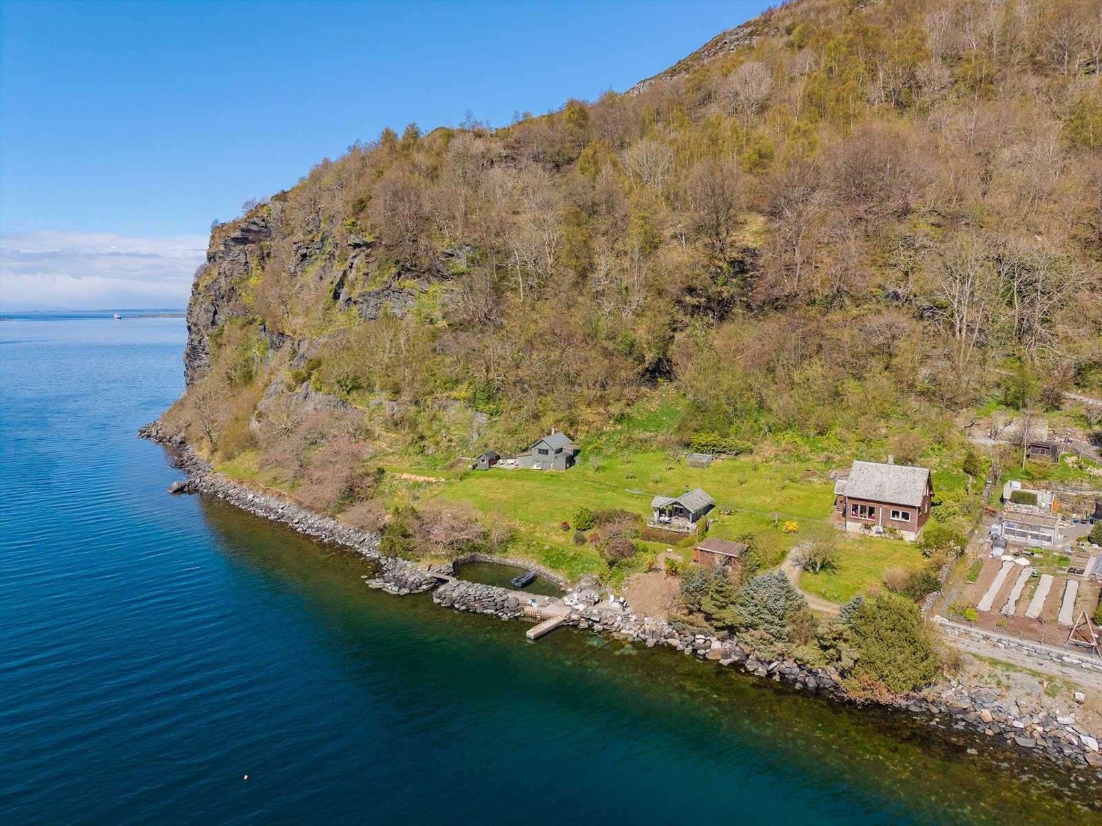 Eiendommen har en sjelden og idyllisk beliggenhet med strandlinje, brygge og naturskjønne omgivelser i fredelige omgivelser. Galleribilde