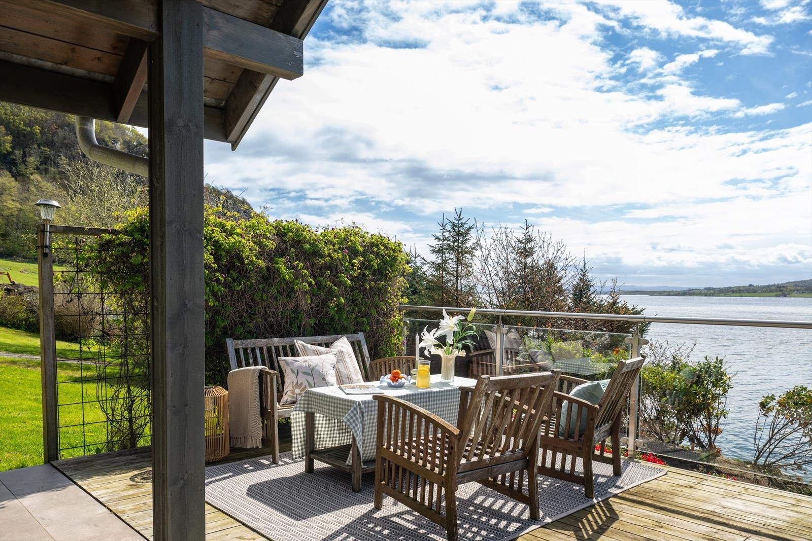 Overbygget terrasse med flotte oppholdssoner og nydelig utsyn. Galleribilde