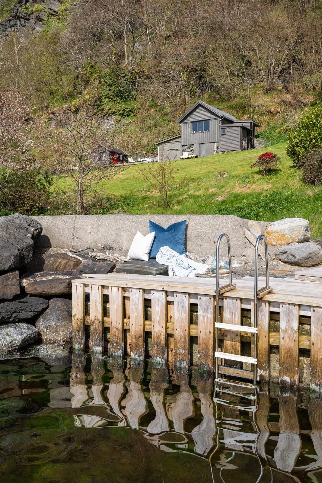 Bryggeanlegg med badestige gir enkel tilgang til bademuligheter. Galleribilde