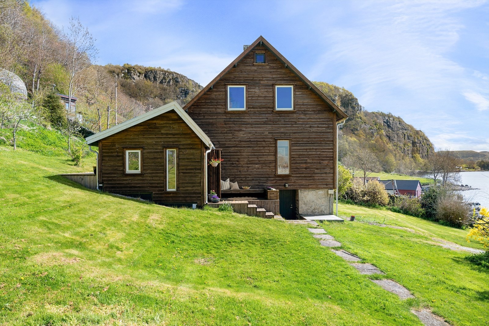 Sjarmerende fritidsbolig med tradisjonelt uttrykk, fine utearealer og vakker beliggenhet mellom fjord og fjell. Galleribilde