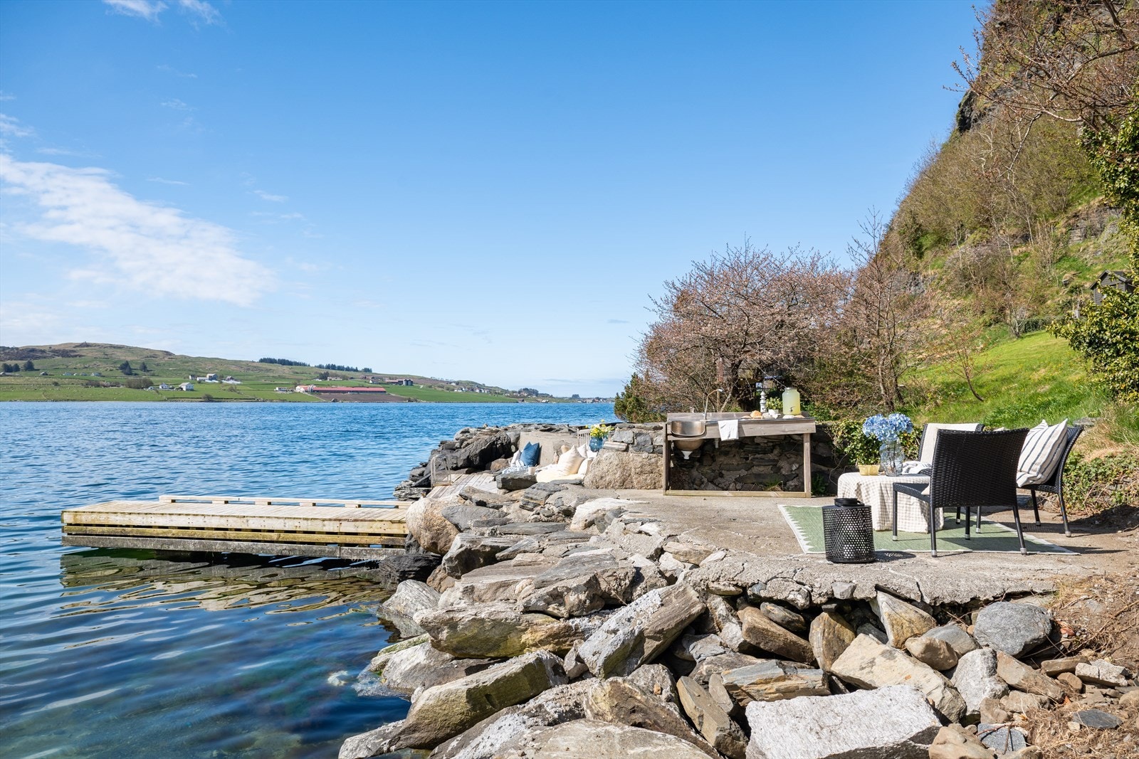 Nyt late dager helt i vannkanten med egen brygge, sjøutsikt og skjermede soner for avslapning. Galleribilde