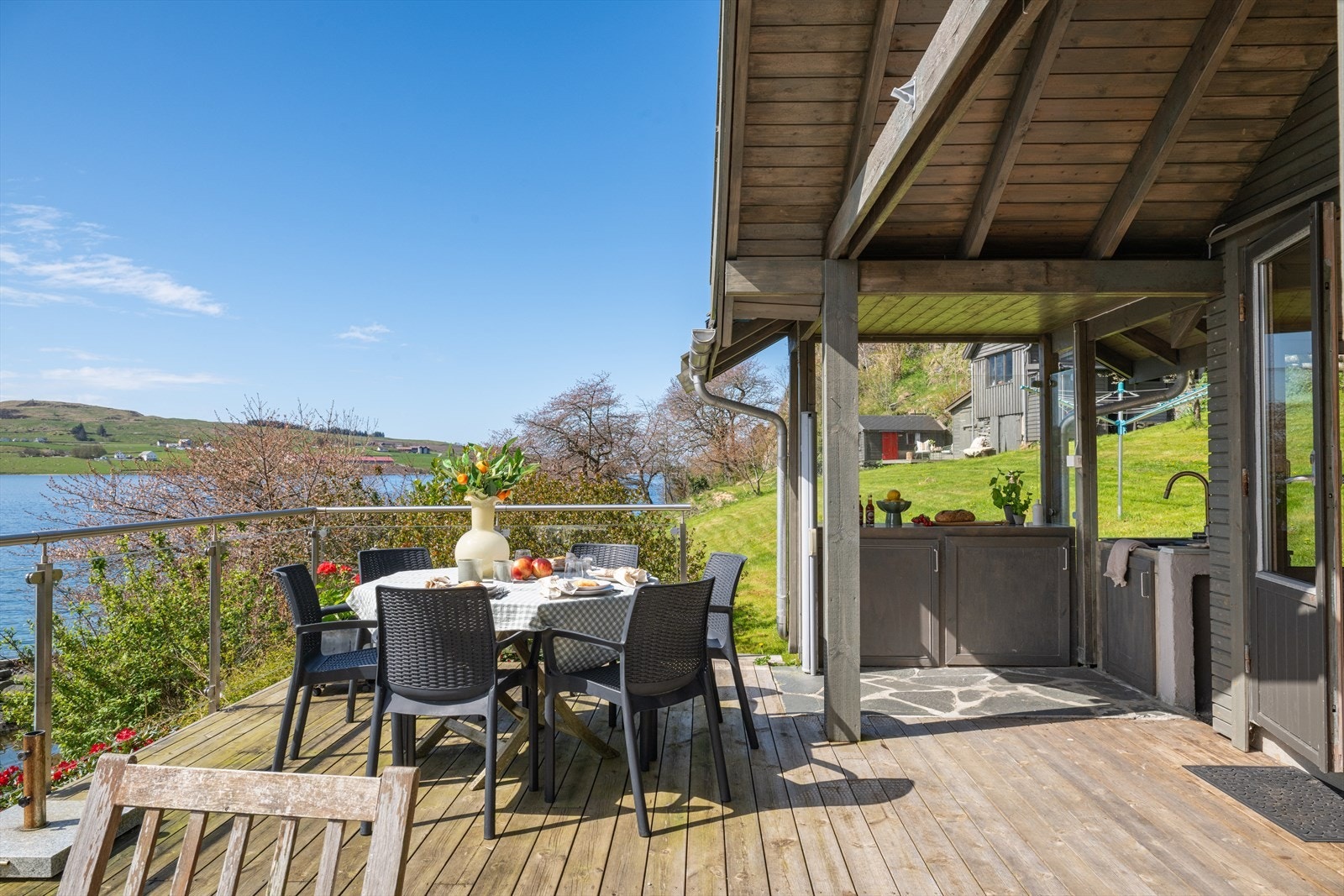 Grillhytten har stor terrasse med overbygget utekjøkken og gode soner for måltider og hyggelige sammenkomster. Galleribilde